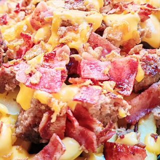 "Loaded fries" cu carne de burger vita black angus