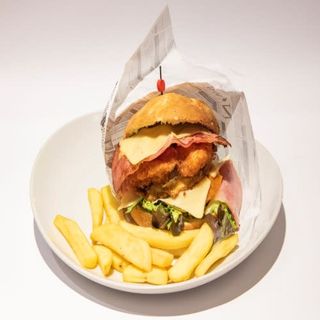 Burger de pollo crujiente completa con patatas
