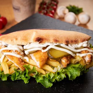 Panini cu snitel de pui si cartofi prăjiți