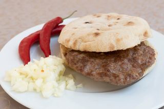 Pljeskavica (salse e insalate a scelta)