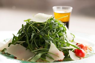 Салат з руколою, помідорами чері, пармезаном та кедровими горішками