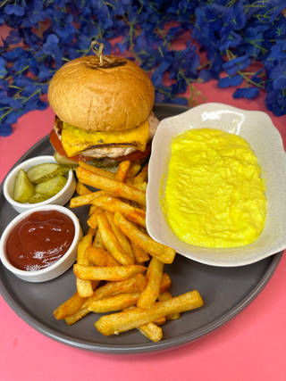 Бургер з Яловичини та сирною ванною