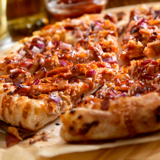 Pizza asada a la leña con costilla de cerdo a baja temperatura BBQ