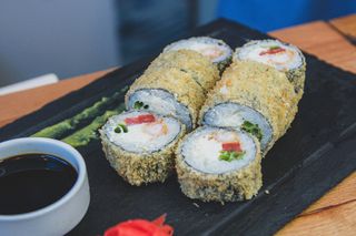 Fried roll shrimp-tomato