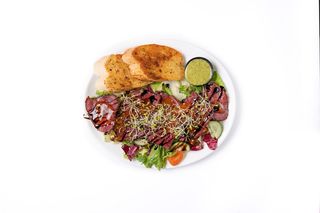 Sałatka z wołowiną i sosem mango chilli