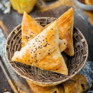 Слоеная самса с курицей