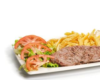 Plato De Carne Con Ensalada Y Patatas Fritas