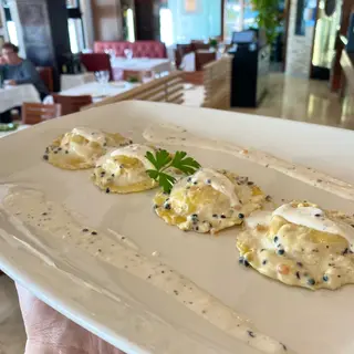 Ravioli de salmón con crema caviar