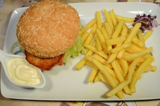 Sandwich cu șnițel de pui, cartofi prăjiți și maioneză