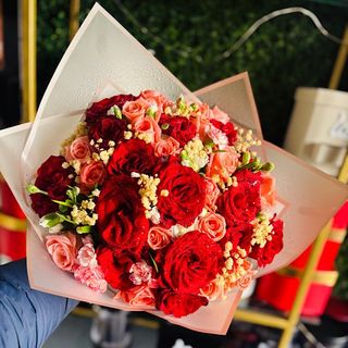 Bouquet de fleurs rouge et rose