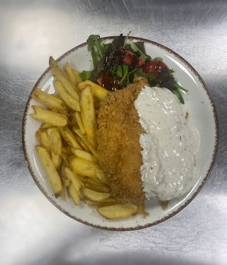 Snitel de pui cu sos de gorgonzola cu trufe si cartofi prajiti de casa 