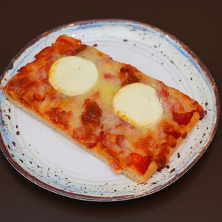 Pizza de Bacon, Queso cabra y cebolla caramelizada