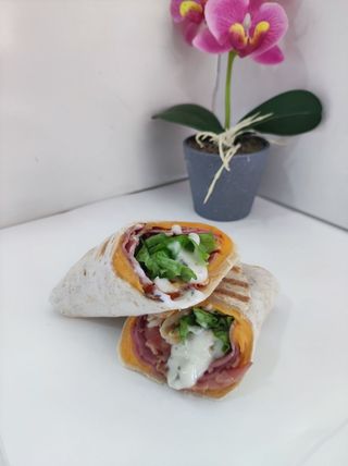 Wrap de Bacon, Mozzarella Ralada, Óregãos e Ovo