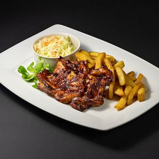 Pulpa de pui dezosata barbeque, cu cartofi prajiti si salata coleslaw