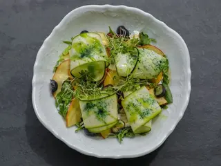 Салат з цукіні,лохиною та нектарином