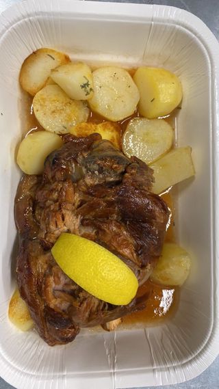 Свинско джолан с кост, гарниран със запечени картофи с розмарин