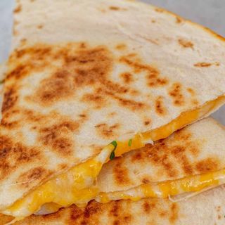 КЕСАДИЛЯ ЧЕДЪР С  ПЪРЖЕНИ КАРТОФИ