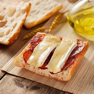 Coca con Chorizo de Bellota Ibérico y Queso Fundido