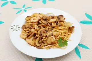 Espaguetis con champiñones y gambas con salsa soja 
