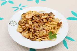 Espaguetis con champiñones y gambas con salsa soja 