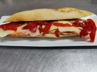 Lomo con pimientos y queso