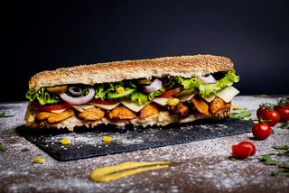 Сандвич с пилешко печено и крема сирене (500г)