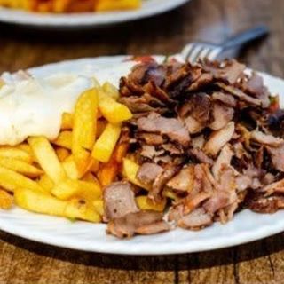 Menu plato de pollo con verdura y Coca Cola 