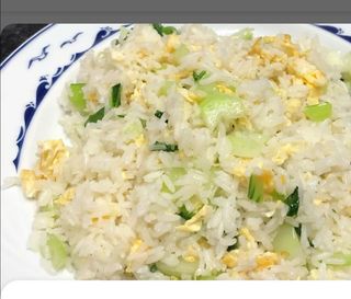 Arroz frito con verdura china y huevp