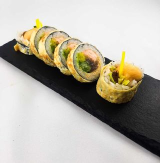 01.Tamago Futomaki z łososiem w tempurze i warzywami 6szt.