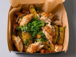 Гаряча сковорідка з м'ясом курки