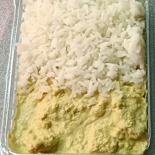 Bacalaitos con salsa curry y arroz frito 