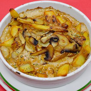 Patatas gratinadas con salsa Funghi