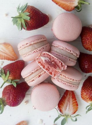 Макаронс  клубничный