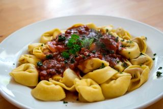 Tortellini salsa boloñesa