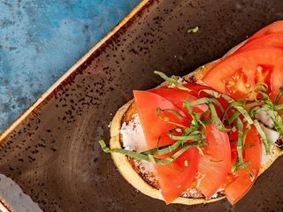 BRUSCHETTA З ФЕТОЮ ТА ТОМАТАМИ (110g)