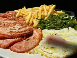 Lomo adobado con huevo frito, patatas y pimientos