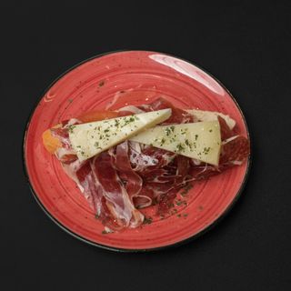 Pincho de jamón ibérico con queso manchego y tomate