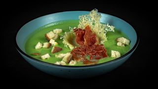 Supã cremã de broccoli cu cosulet de parmezan si crant de prosciutto