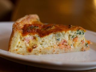 Кіш з сьомгою