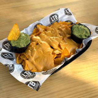 Nachos con cheddar y guacamole