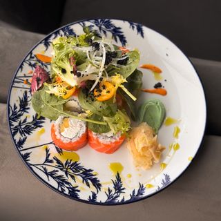 Рол з креветкою та манго