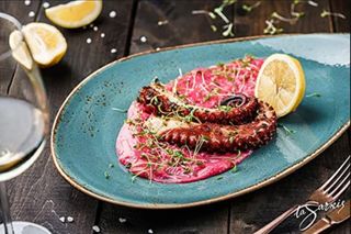 Caracatita la gratar cu pireu de sfecla