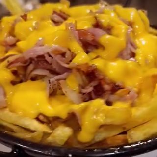 PATATAS CON CHEDDAR Y BACON
