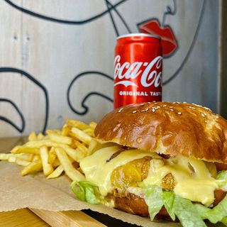 Сирний бургер(370грам) + картопля фрі і напій(Coca-cola, Fanta або Sprite)