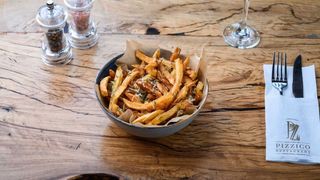 Cartofi prajiti usturoi si parmezan