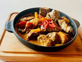 Пательня з телятиною та овочами (320g)