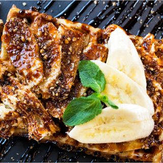 Waffe belgiene preparate cu unt banane, nuci prajite, frisca de casa