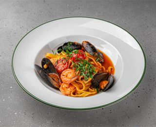 Tagliatelle cu fructe de mare în sos de roșii