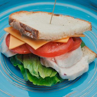 Сендвіч з куркою су-від та соусом барбекю