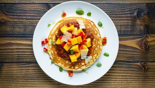 Палачинка с лютеница и сирене